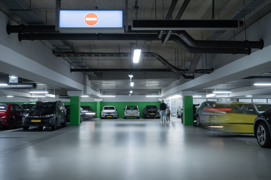 Rookwarmteafvoer installatie voor parkeergarages